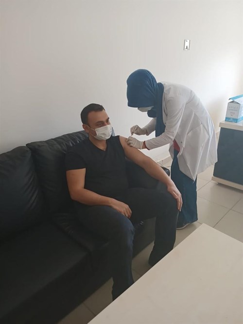 İlçemiz Kaymakamı Emin KAYMAK ve Belediye Başkanı Erkan AKSOY 1. doz aşılarını yaptırdılar.